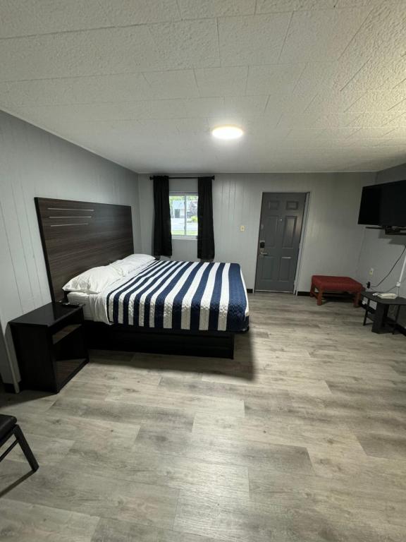 Acorn Motel photo