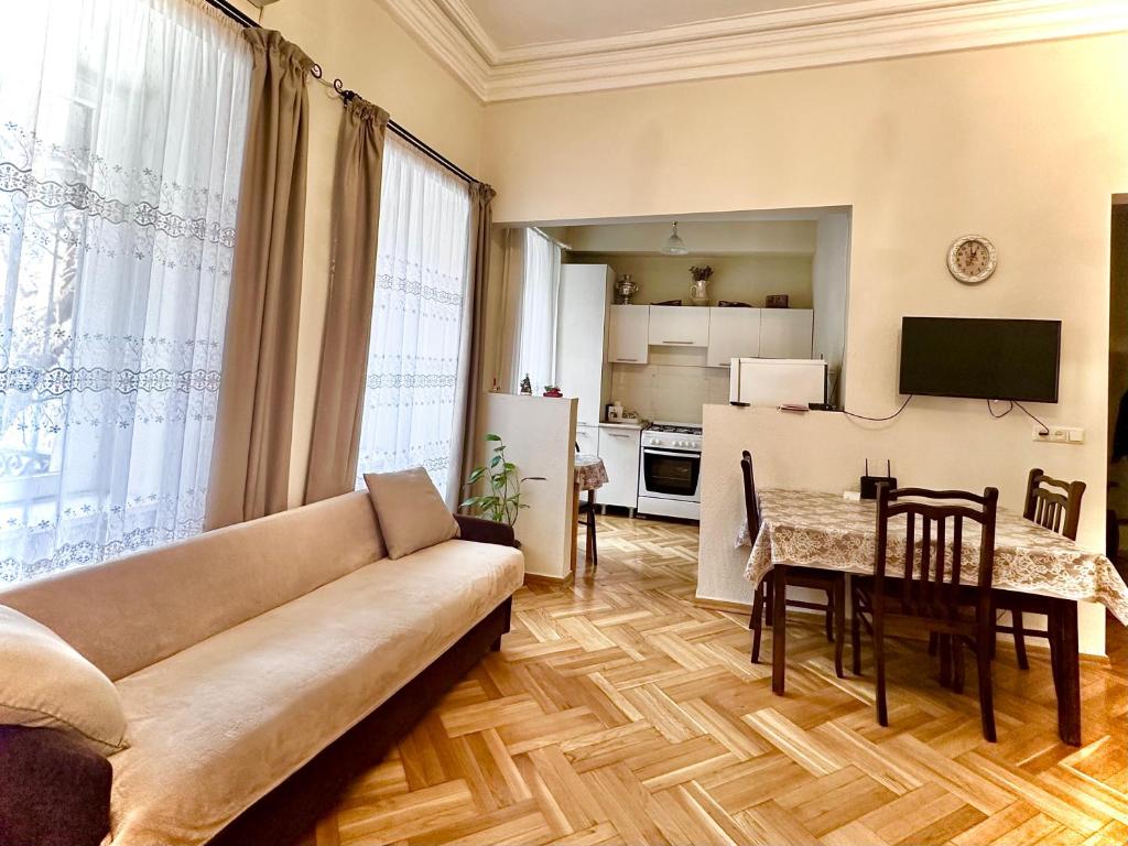 salon z kanapą i stołem w obiekcie Apartment Dadiani 26 w mieście Tbilisi City