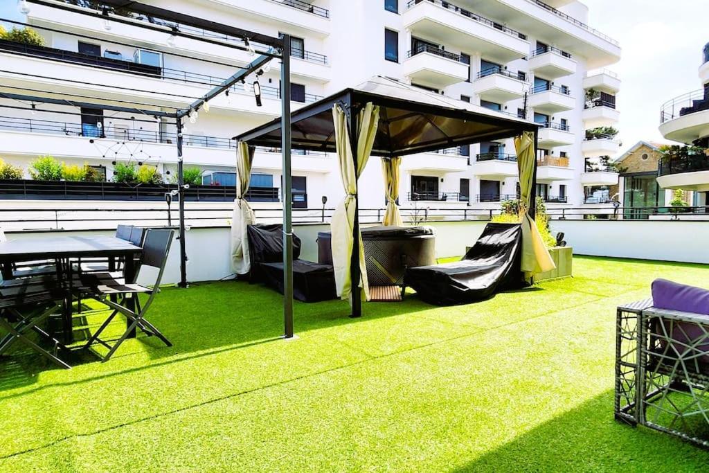 Bazén v ubytování Residence Abraham - Bed and Breakfast Guest Room 2 LaDéfense U-Arena #Parking #Terasse #Fibre #Netflix nebo v jeho okolí