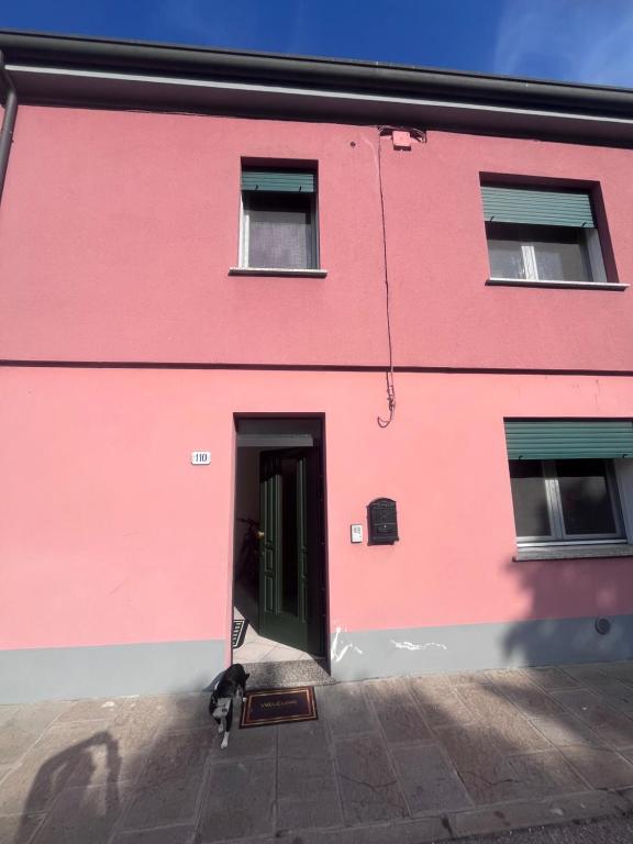 un edificio rosa con una porta di fronte di B&B Marco bianca a Badia Polesine