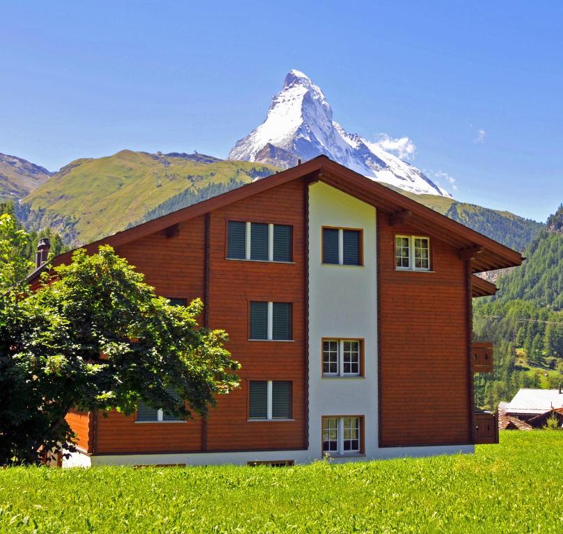 ein Haus mit einem Berg darüber in der Unterkunft Haus Vira in Zermatt