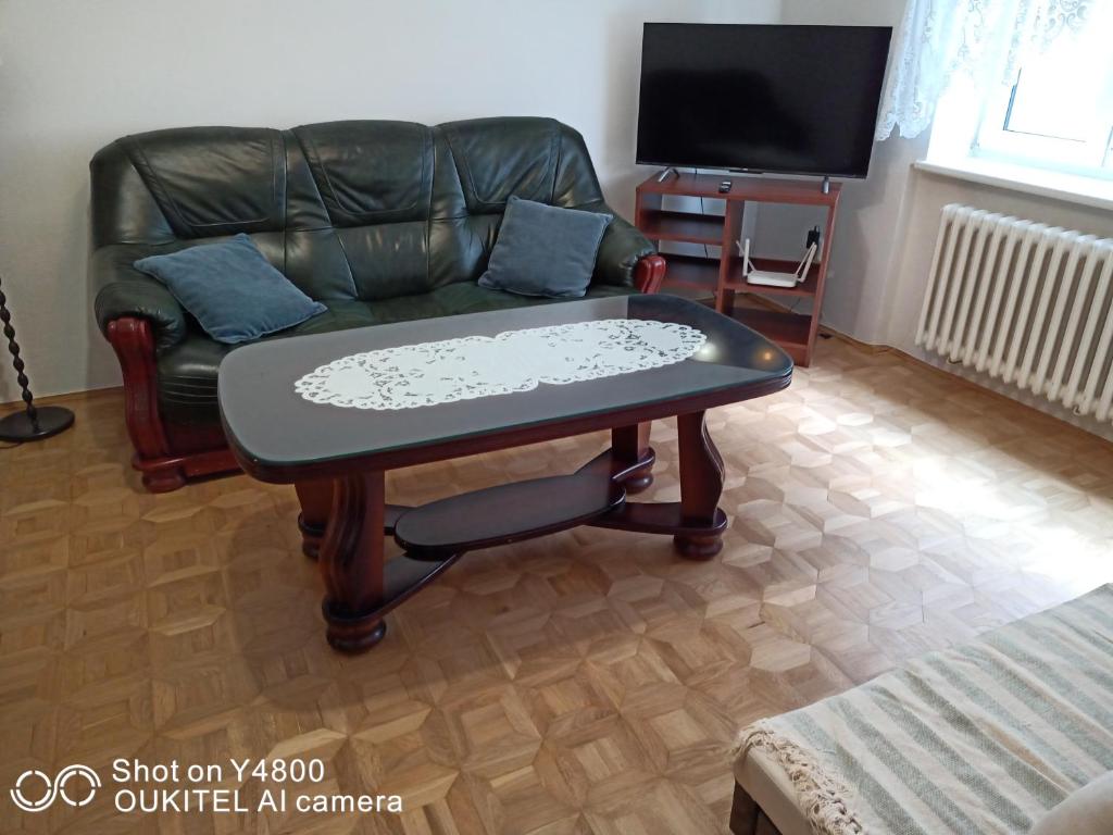 un salon avec un canapé et une table basse dans l'établissement Byt - apartmán - Robotnícka, à Bratislava