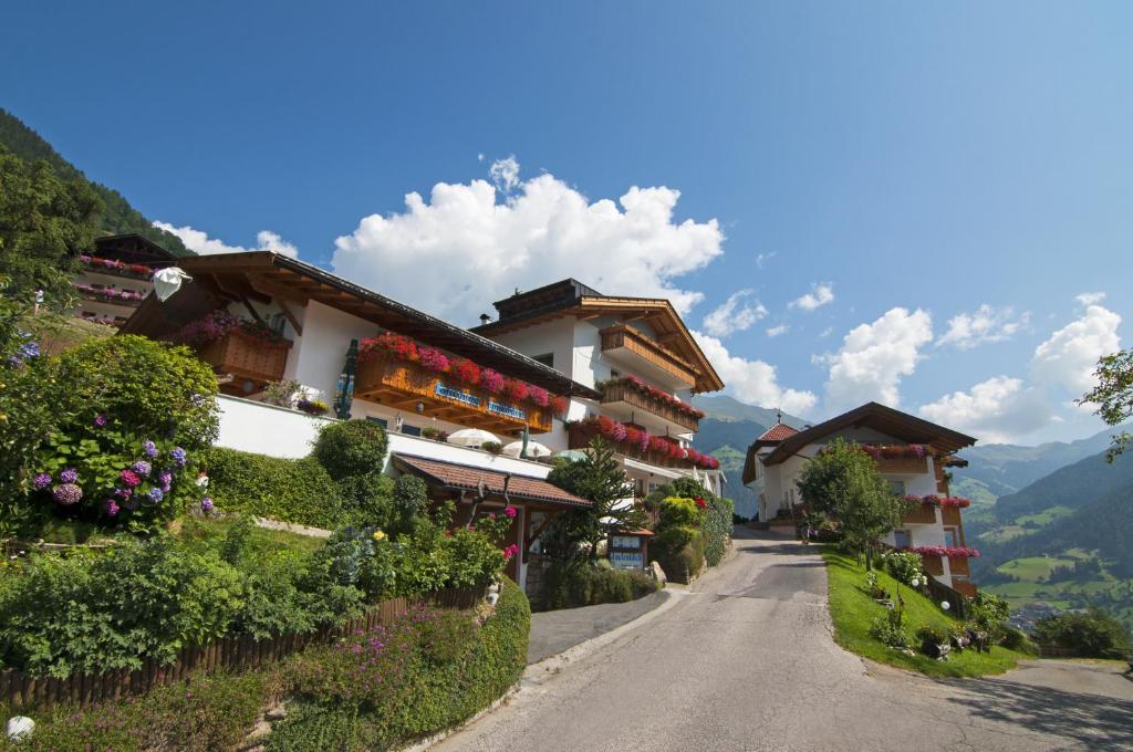 een weg die leidt naar een gebouw op een berg bij Gasthaus Jaufenblick in San Martino