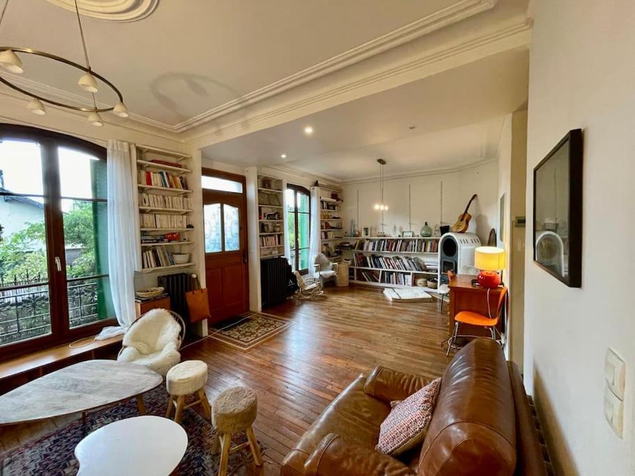 un salon avec un canapé et une table dans l'établissement Grande maison de 170m2, piscine, grand jardin fleuri- 5ch - très calme, proche de Paris (metro ligne 7), à Vitry-sur-Seine