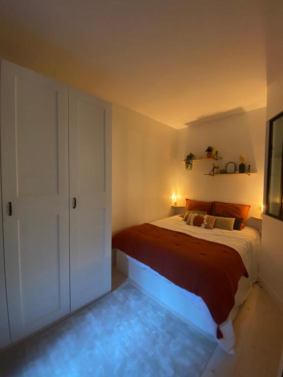 เตียงในห้องที่ Appartement T2 - Porte de Versailles