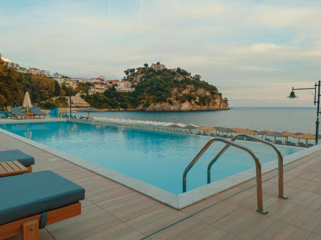 Bazén v ubytování Ionion Beach Resort nebo v jeho okolí