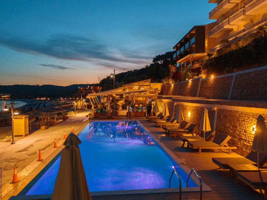 Bazén v ubytování Ionion Beach Resort nebo v jeho okolí