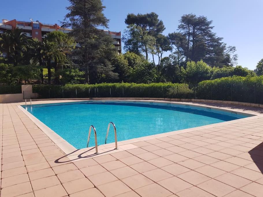 - une piscine avec deux bars en métal dans l'établissement Confortable 2P 50m2 dans Beau Parc,Piscine,Tennis, à Cannes