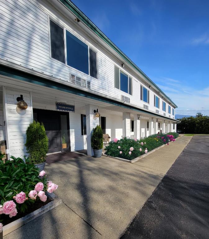 un gran edificio blanco con flores delante en South Side Inn - Burlington, en Burlington