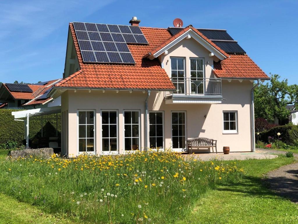 una casa con paneles solares en el techo en Haus Ammertal en Peißenberg