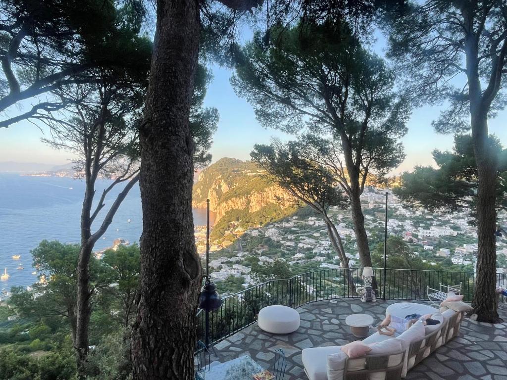 einen Balkon mit Blick auf das Meer und die Bäume in der Unterkunft La Casa nel Bosco in Capri