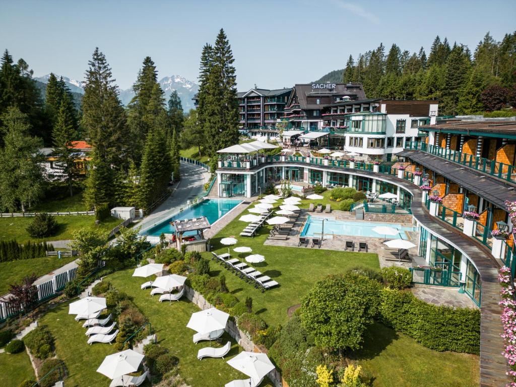uma vista aérea de um resort com uma piscina em Alpin Resort Sacher em Seefeld no Tirol