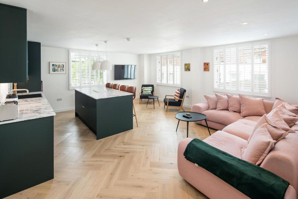 ロンドンにある2Bed 2Bath Stunning Shoreditch Apartmentのリビングルーム(ソファ、テーブル付)