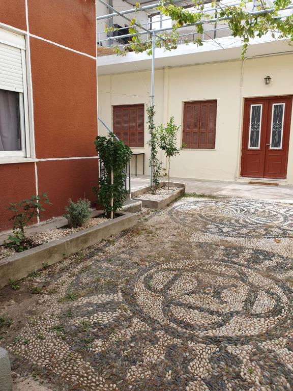 un edificio con suelo de mosaico frente a un edificio en Yiannis Sokaki House en Rodas