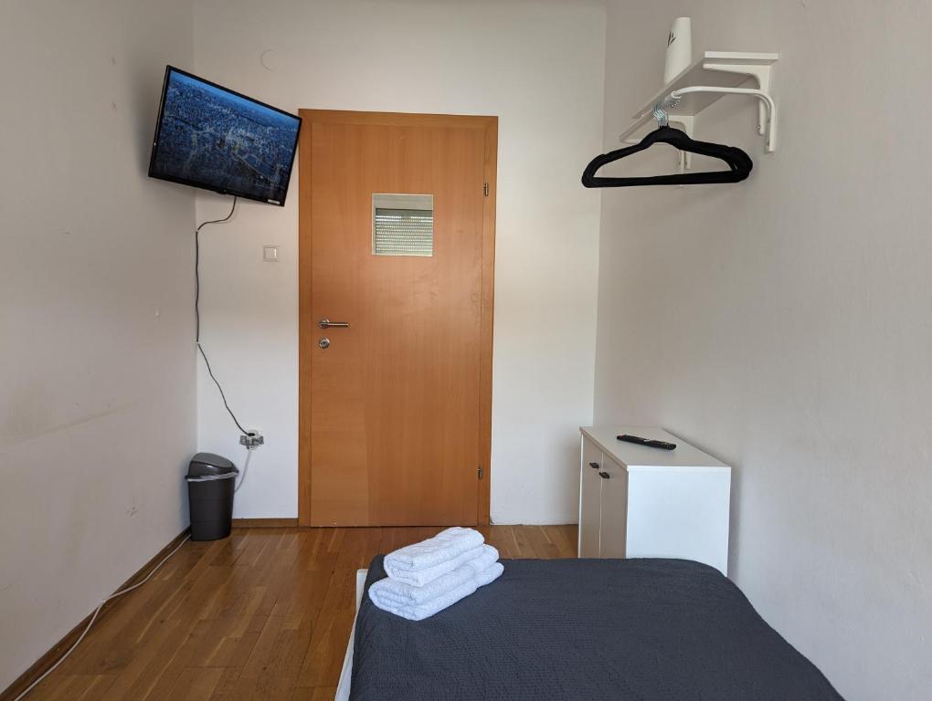 Postel nebo postele na pokoji v ubytování Bright and comfortable unit across from Messe Wels