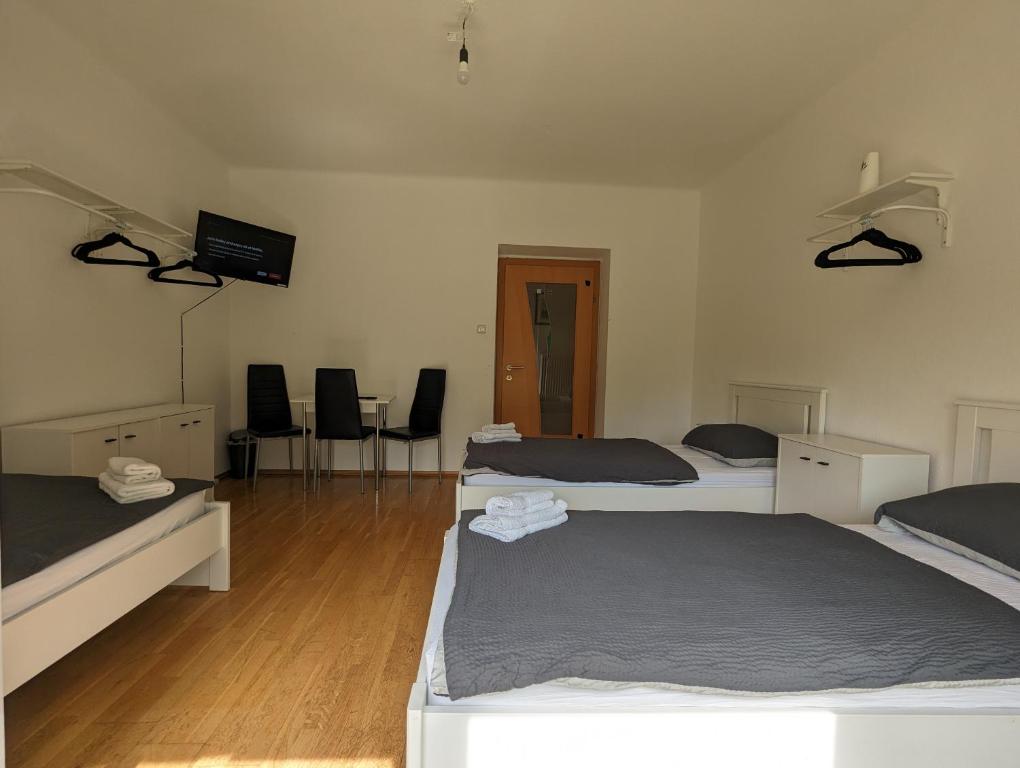 Postel nebo postele na pokoji v ubytování Bright and comfortable unit across from Messe Wels