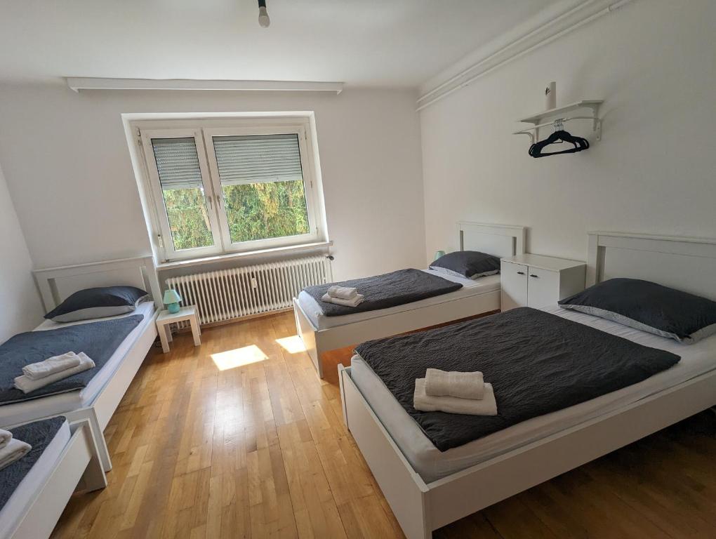 Postel nebo postele na pokoji v ubytování Bright and comfortable unit across from Messe Wels
