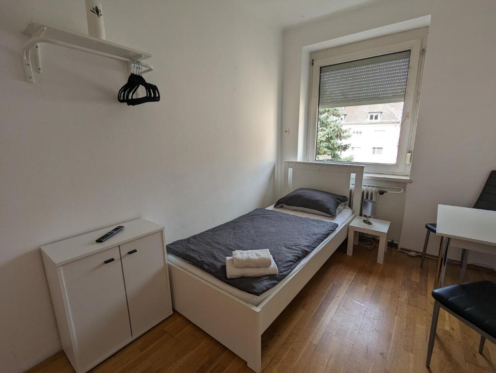 Postel nebo postele na pokoji v ubytování Bright and comfortable unit across from Messe Wels
