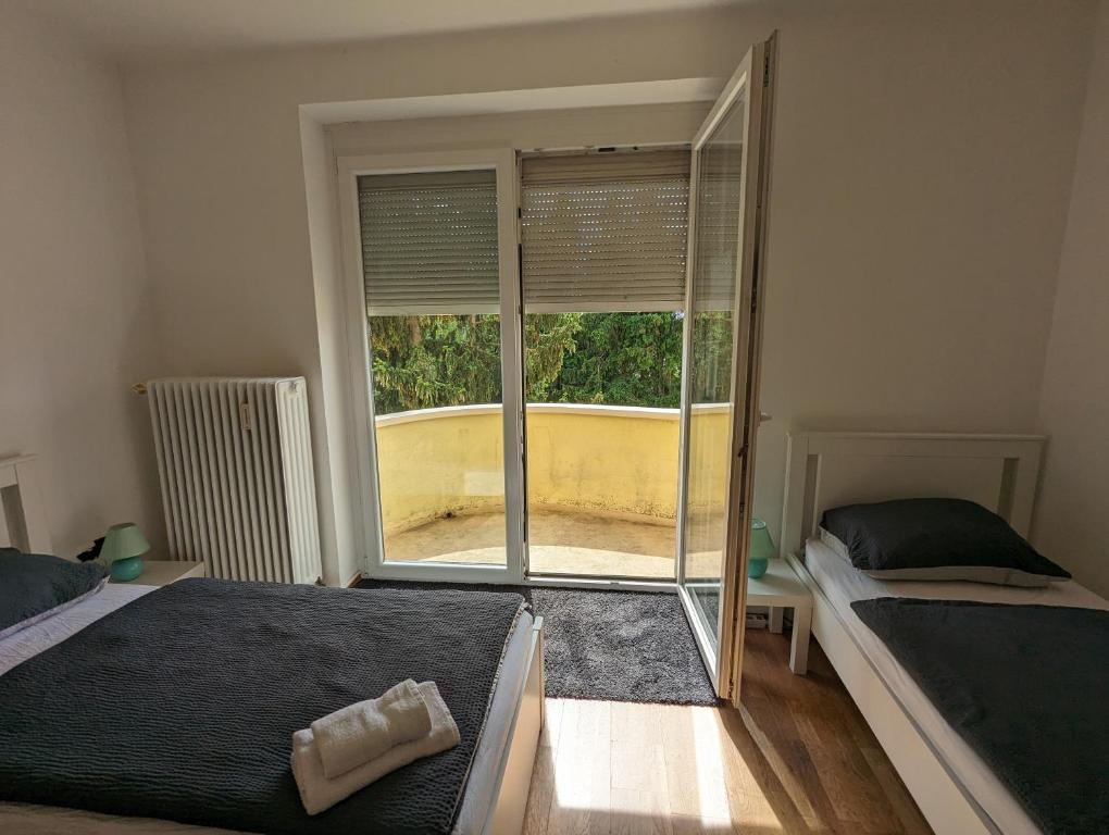 Postel nebo postele na pokoji v ubytování Bright and comfortable unit across from Messe Wels