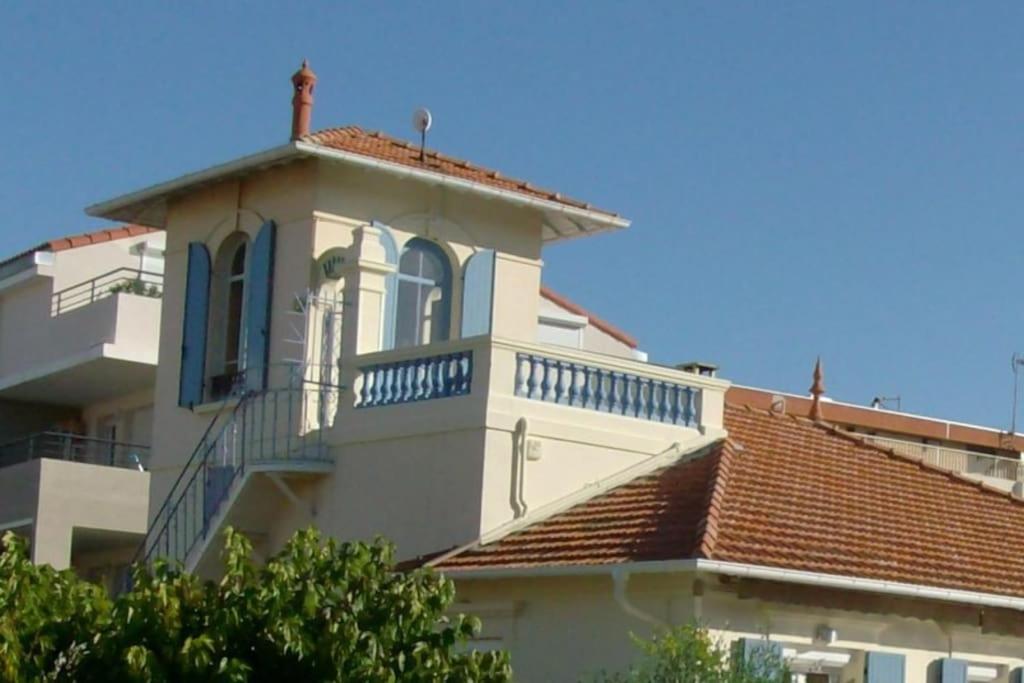 un bâtiment blanc avec un balcon au-dessus dans l'établissement PIGEONNIER 10m2 au sol plus mezza plus sdb, à Saint-Raphaël