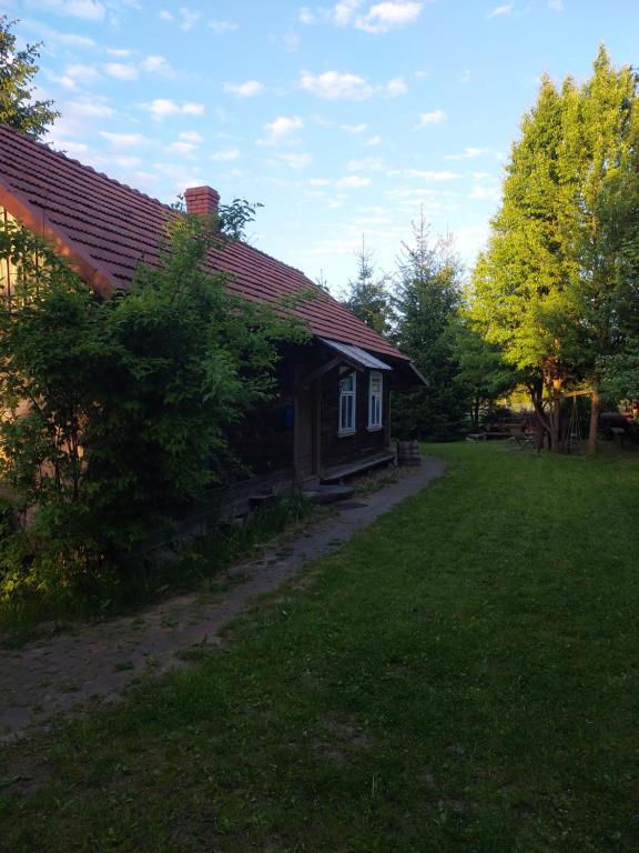 BiałowieżaにあるDomek Gajowyの庭中小屋