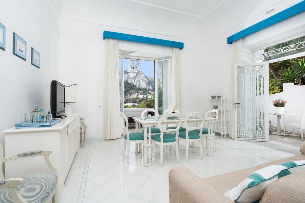 TV a/nebo společenská místnost v ubytování Villa Mariuccia Capri