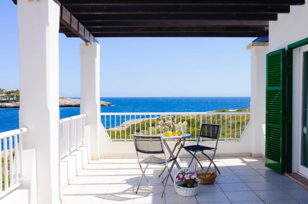 卡拉達沃的住宿－Villa Forti 57，一个带桌椅的海景阳台