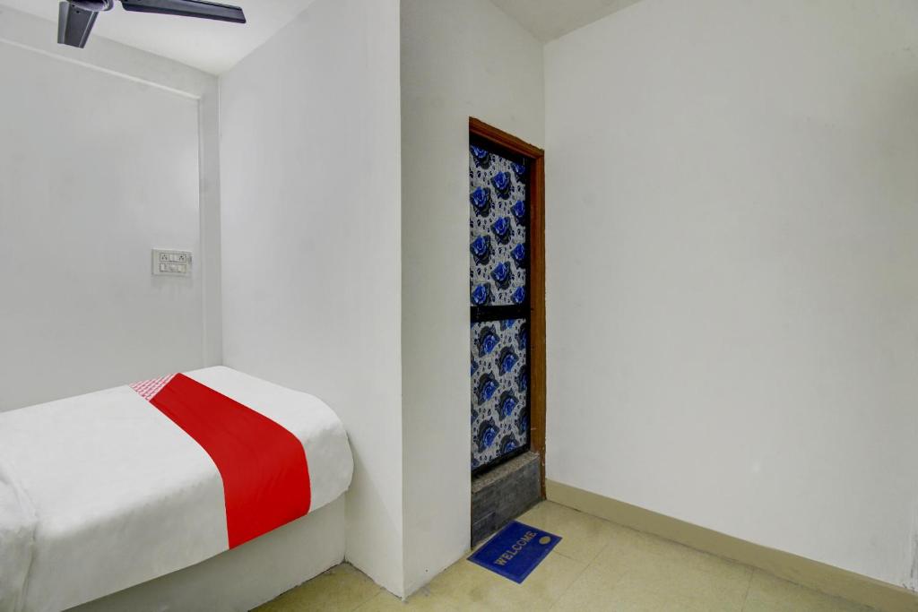 um quarto com uma cama e uma janela em OYO Flagship Kings Hotel em Nagpur