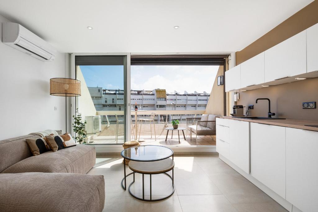 un salon avec un canapé et une table dans l'établissement Free life Heliopolis, au Cap d'Agde