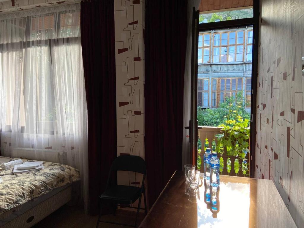 Postel nebo postele na pokoji v ubytování Hotel "Tbilisi Tales" in the heart of the Old City