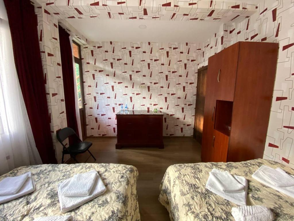 Postel nebo postele na pokoji v ubytování Hotel "Tbilisi Tales" in the heart of the Old City
