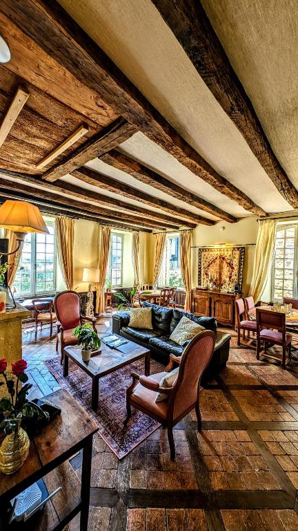 un salon avec un canapé et une table dans l'établissement La Lanterne Chambres d'Hotes, à Sarlat-la-Canéda