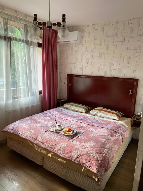Postel nebo postele na pokoji v ubytování Hotel "Tbilisi Tales" in the heart of the Old City