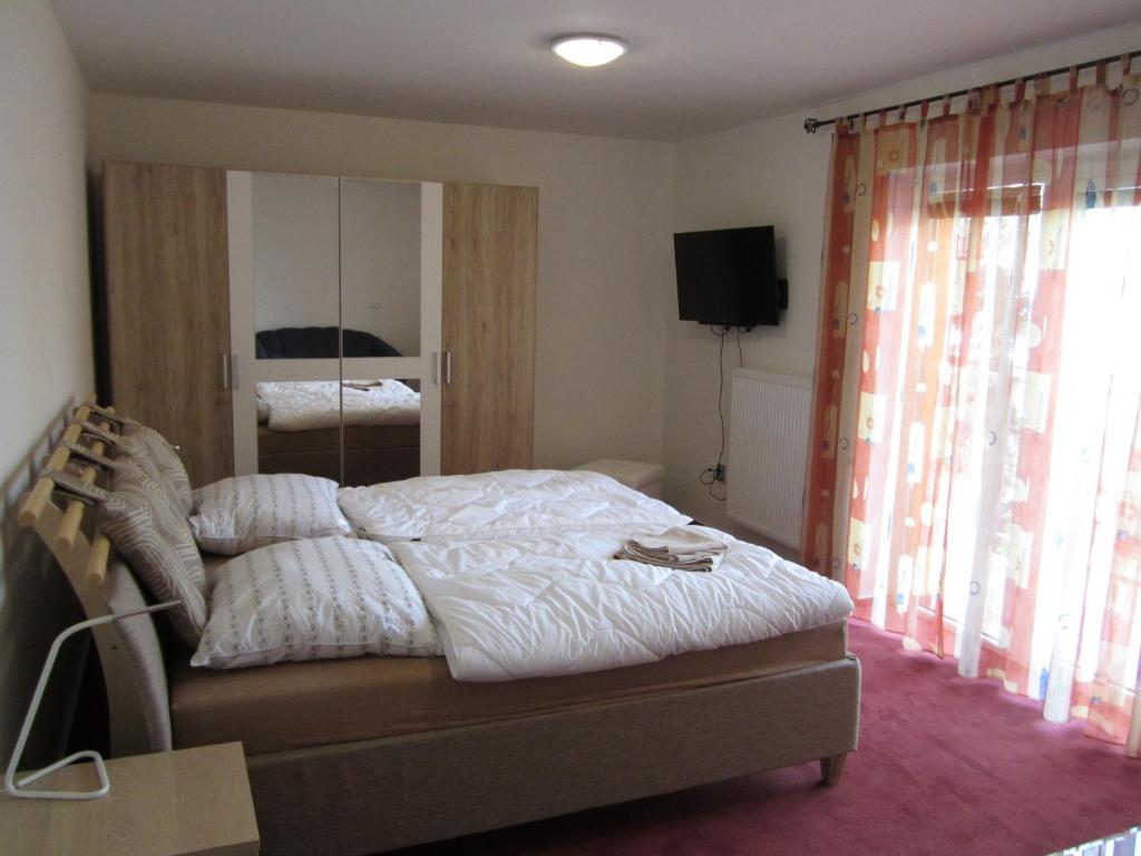 Postel nebo postele na pokoji v ubytování Guest House Krpole