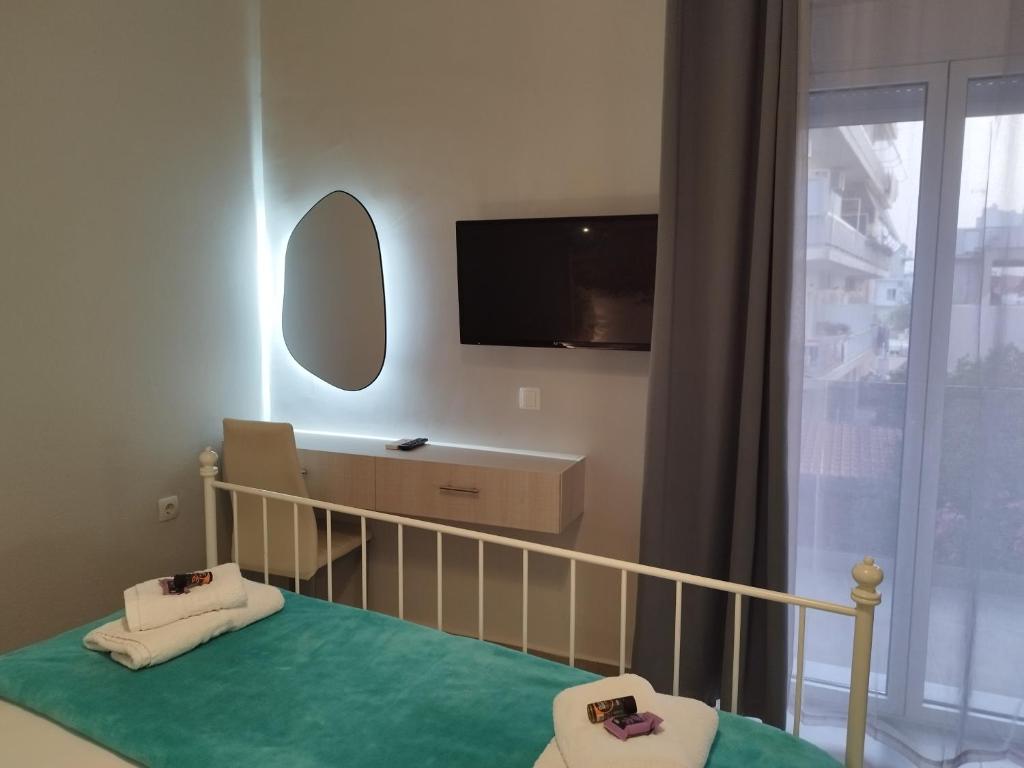 1 dormitorio con cuna y TV de pantalla plana en Villa Katerina en La Canea