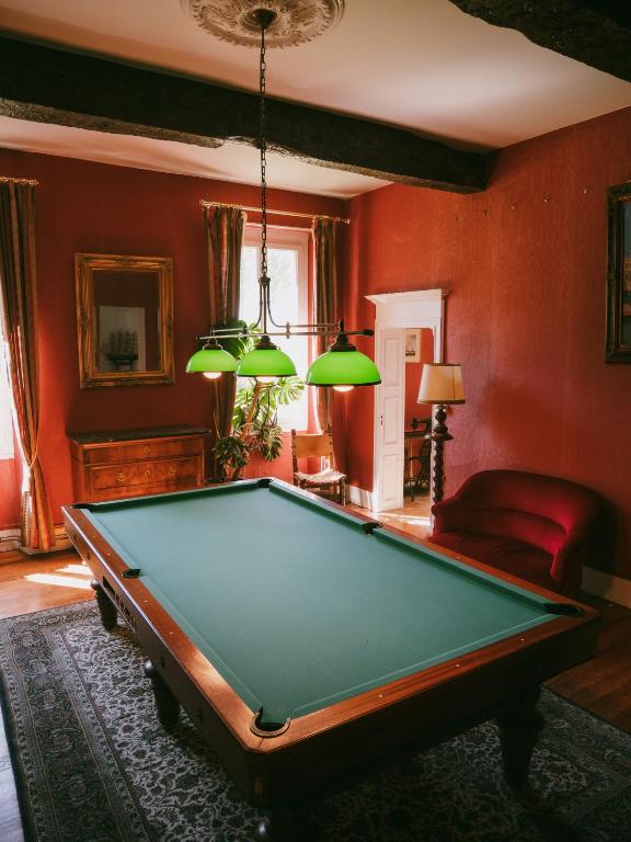 Biliár nebo kulečník v ubytování Le Manoir de Lisle