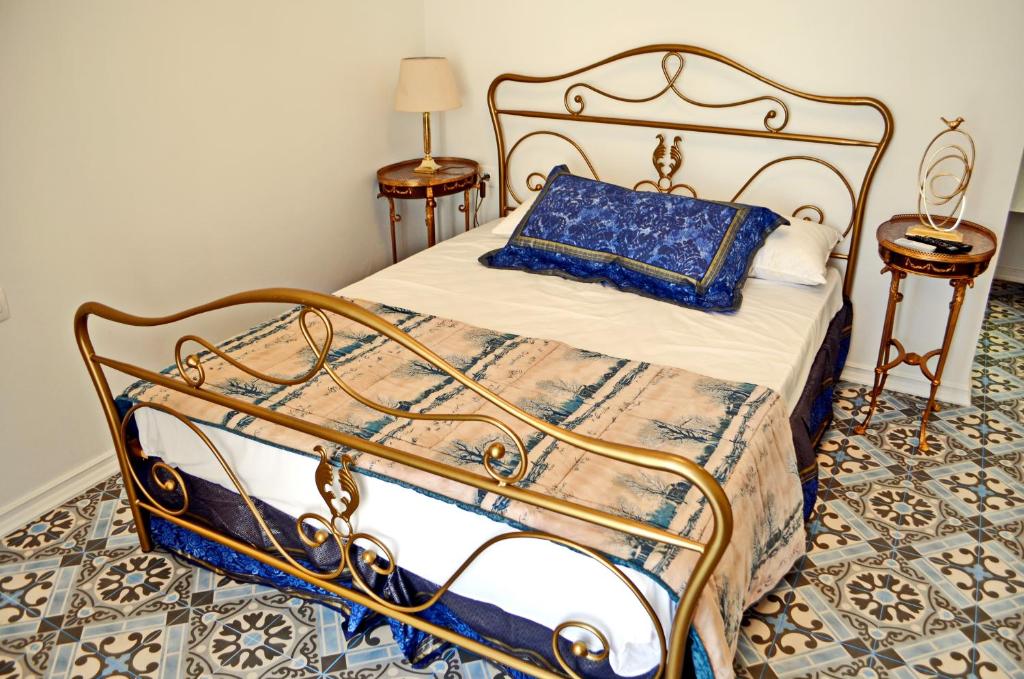 ハルキにあるBelvedere private luxury beach villaのベッドルーム1室(青い枕付きのベッド1台付)