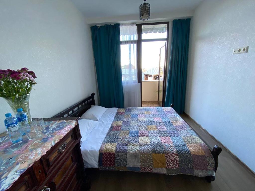 Postel nebo postele na pokoji v ubytování Hotel "Tbilisi Tales" in the heart of the Old City