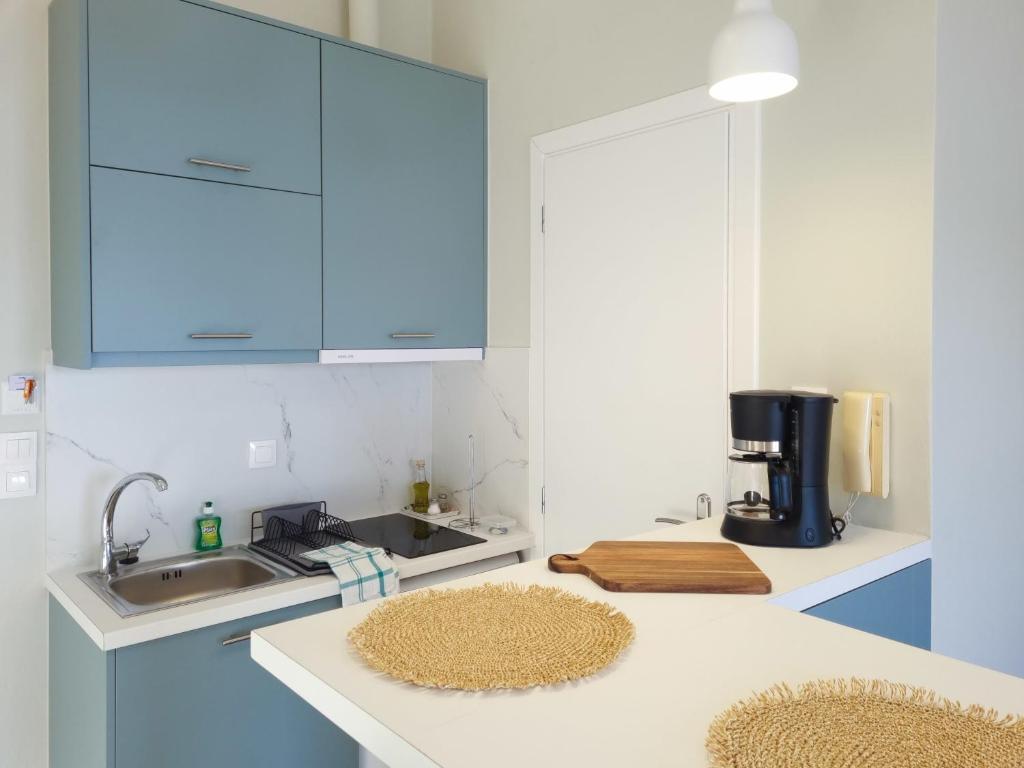 Kuchyň nebo kuchyňský kout v ubytování Sitia Old Port studio - 3min walk to beach - AC - WIFI