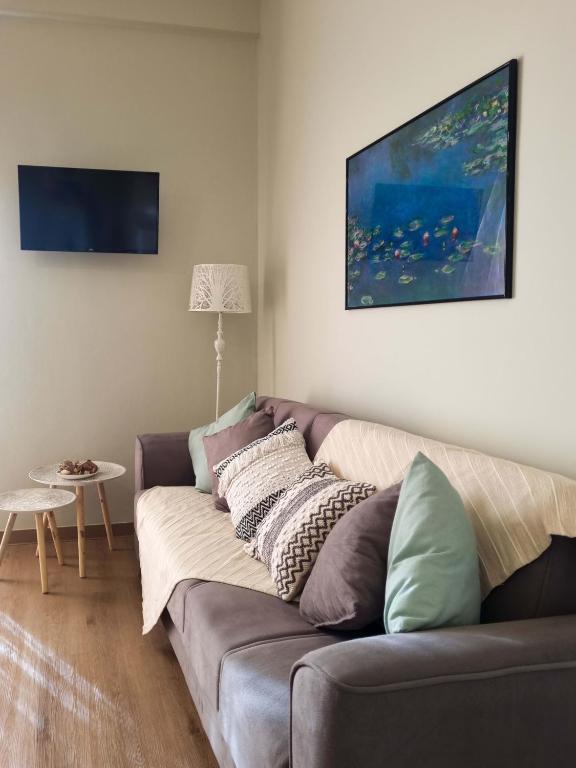 TV a/nebo společenská místnost v ubytování Sitia Old Port studio - 3min walk to beach - AC - WIFI