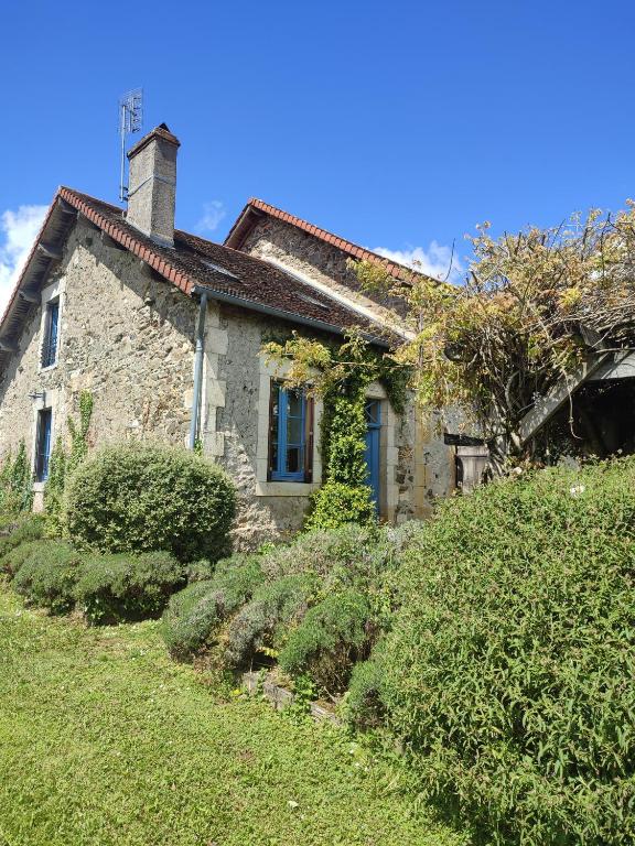 - une ancienne maison en pierre avec du lierre dans l'établissement La Maison Bleue - Domaine de la Garanne, à Savignac-Lédrier