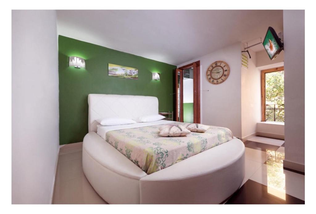 una camera con un letto su una parete verde di DiemmeStudio a Salerno