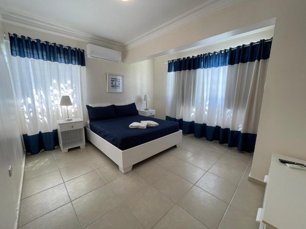 Postel nebo postele na pokoji v ubytování Karimar Beach Condo Hotel