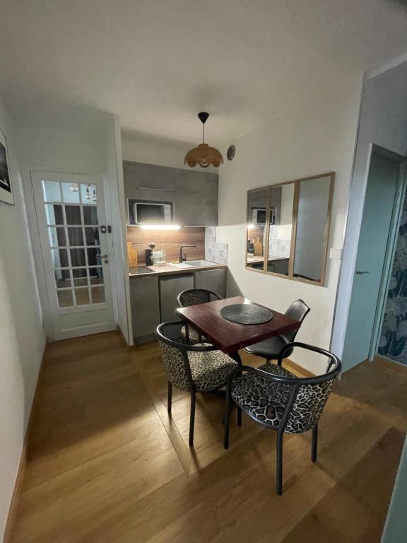 Photo de la galerie de l'établissement Logement de 2 chambres pour 4 personnes, à Annecy