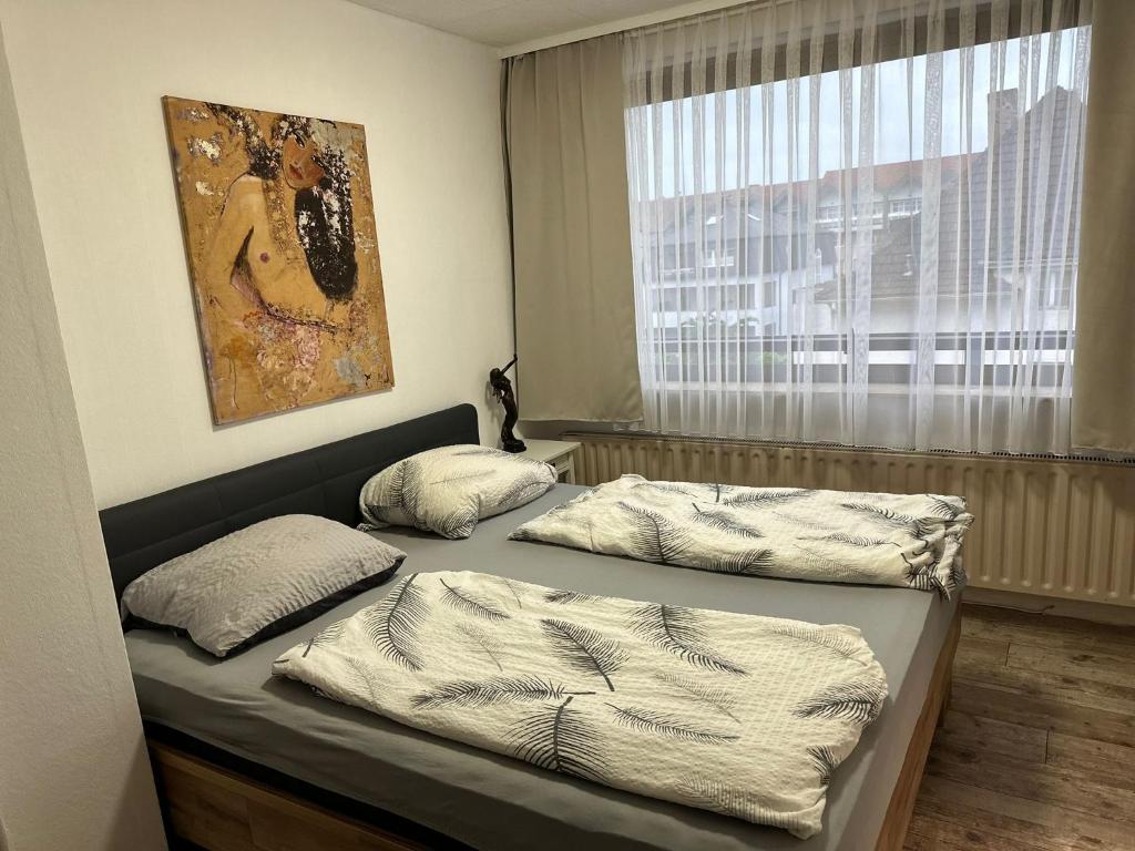 - 2 lits dans une chambre avec fenêtre dans l'établissement Hotel Gambrinus, à Pachten
