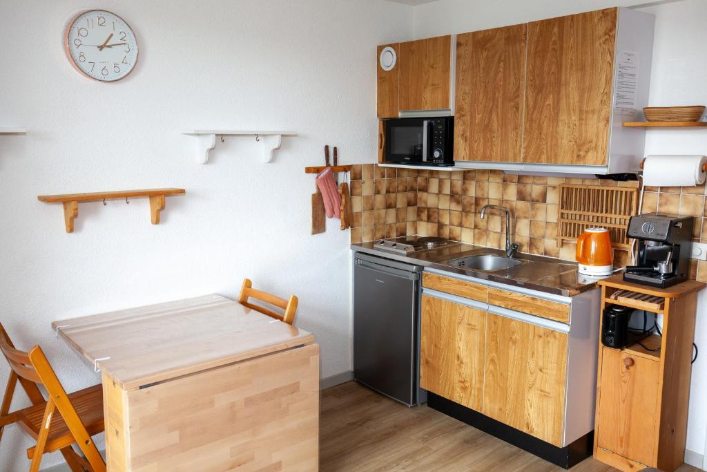 Kuchyňa alebo kuchynka v ubytovaní Studio 24m2, 1 chambre pied des pistes