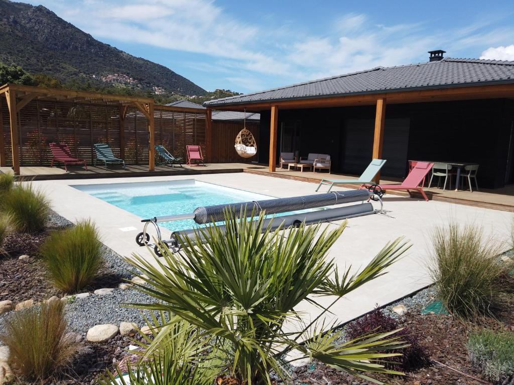 una casa con piscina en un patio en Villas Vallée d'ASCO, en Moltifao