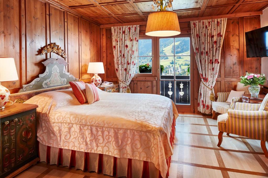 A bed or beds in a room at Relais & Châteaux Hotel Tennerhof