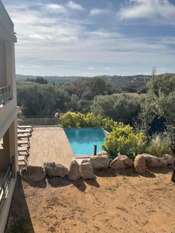 une piscine au milieu d'une cour dans l'établissement Appartement climatisé Pinarello, à Zonza