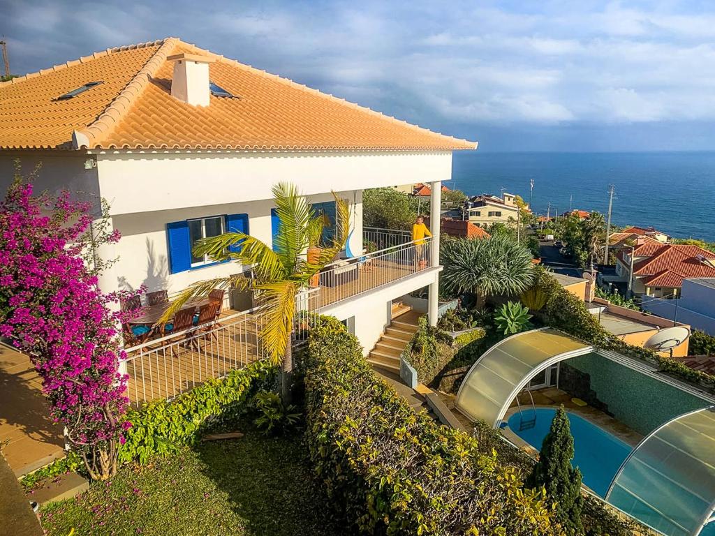 een luchtzicht op een huis en de oceaan bij Indigo Star House in Ribeira Brava